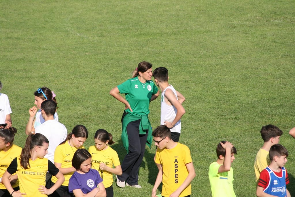 Grazie Sala da dei consigli a Lorenzo Caglio che poi dopo essere arrivato 4° nei 1000mt Ragazzi vincerà la gara di Salto in Lungo .