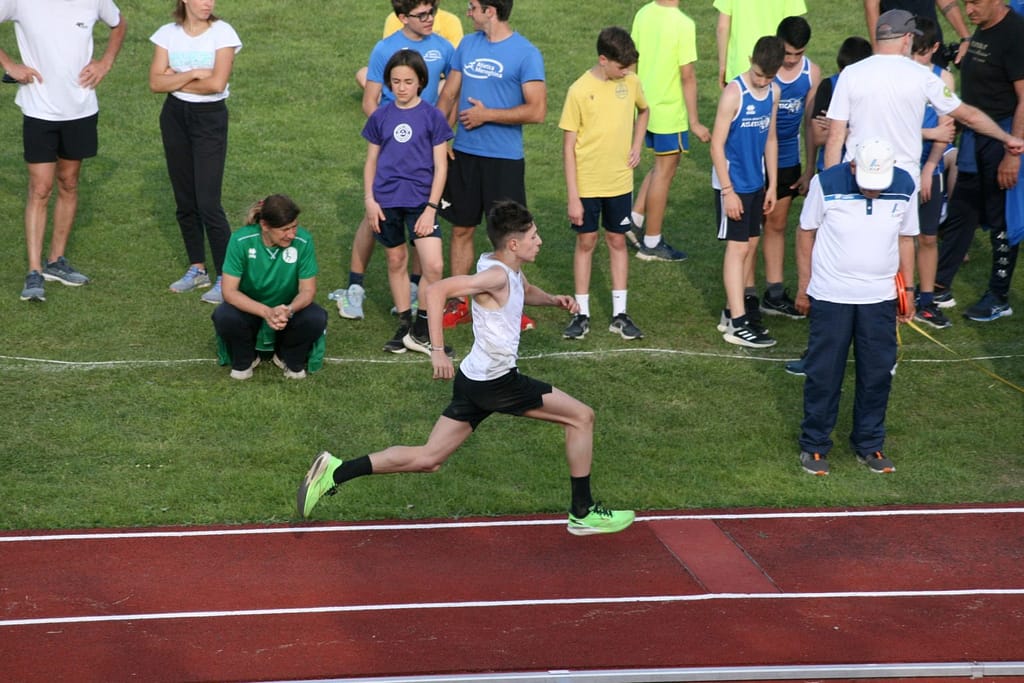 Lorenzo Caglio osservato dalla Allenatrice Grazia Sala nella gara di Salto in Lungo